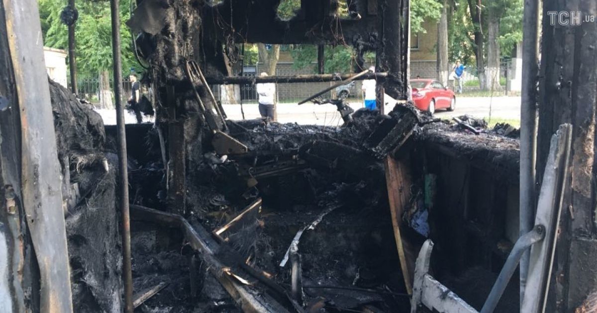 Пожежа автобуса на Дегтярівській_6 / © Фото Валерии Ковалинской/ТСН