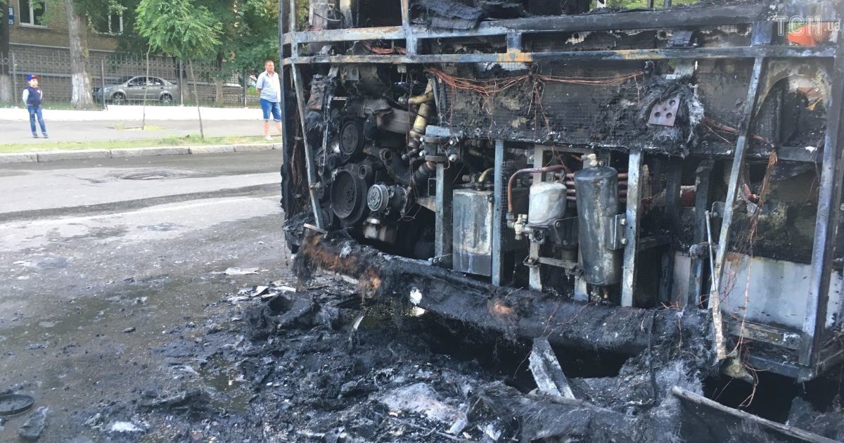 Пожежа автобуса на Дегтярівській_5 / © Фото Валерии Ковалинской/ТСН
