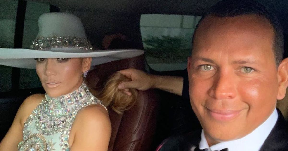 Верхом на столе и расслабленая: возлюбленный Дженнифер Лопес показал ее в непринужденной обстановке