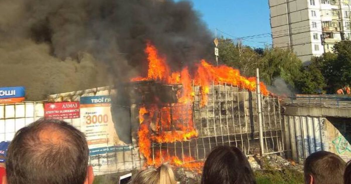 Пожежа охопила МАФи у Святошинському районі Києва