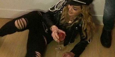 П'яна Мадонна розляглася на підлозі у лондонській галереї
