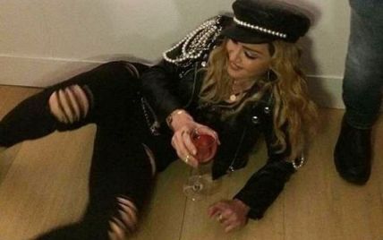 П'яна Мадонна розляглася на підлозі у лондонській галереї