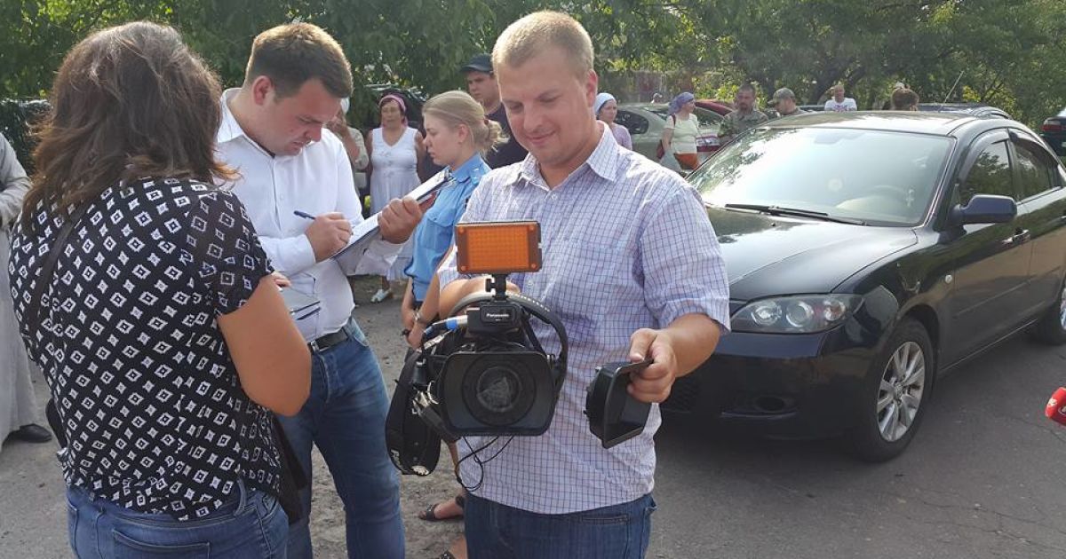 Учасники хресного ходу розбили камеру журналісту_4 / © Фото Івана Гребенюка/ТСН