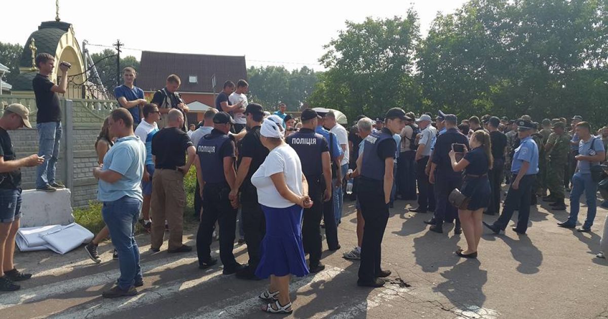Учасники хресного ходу розбили камеру журналісту_1 / © Фото Івана Гребенюка/ТСН