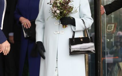 Выглядит безупречно: королева Елизавета II продемонстрировала стильный "весенний" образ