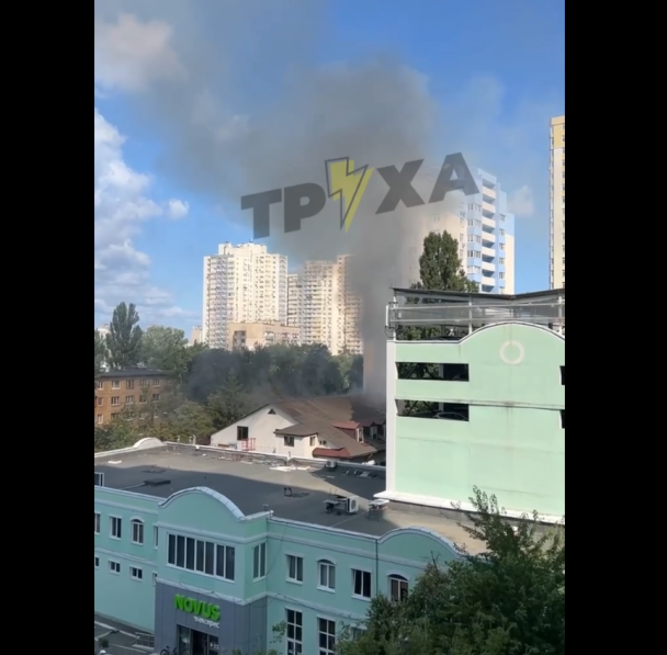 У Києві спалахнула пожежа