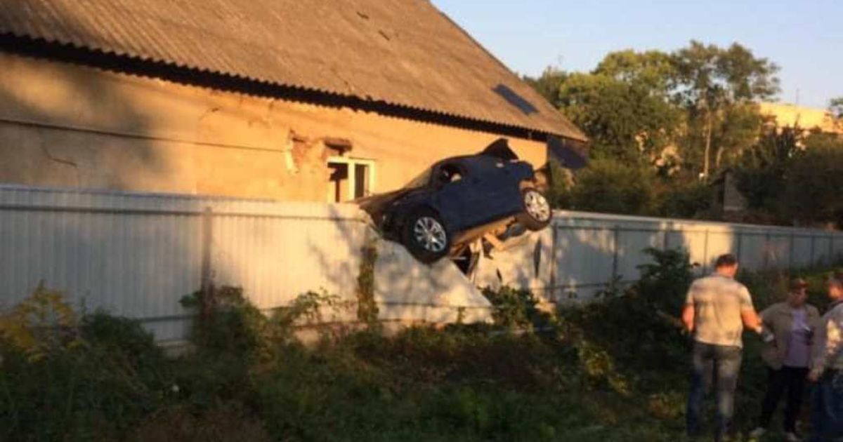 Влетів у паркан і завис на ньому: у Чернівцях поліцейський на "БМВ" вчинив ДТП