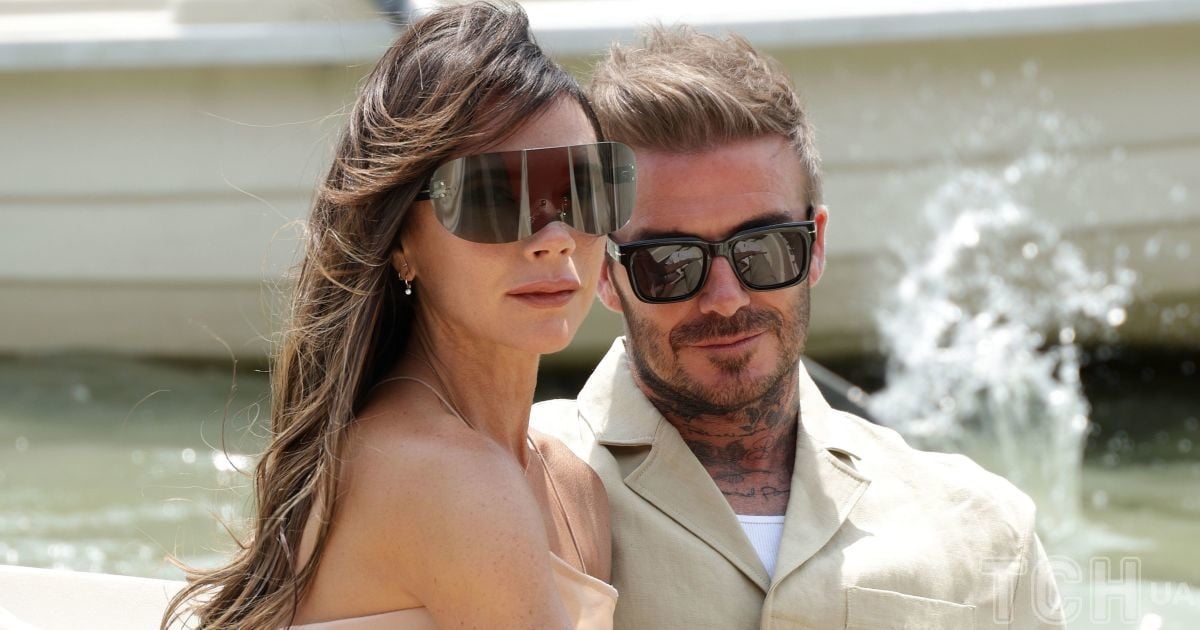 Виктория Бекхэм и Дэвид Бекхэм на показе Jacquemus