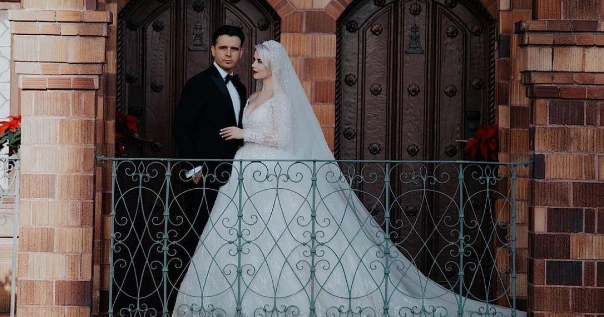 Мика Ньютон в честь годовщины опубликовала ранее не виданные свадебные снимки