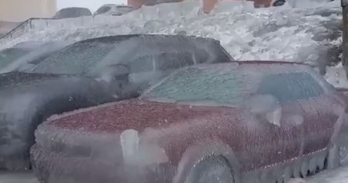 Дощ у російському Владивостоці перетворив все навкруги на крижані скульптури