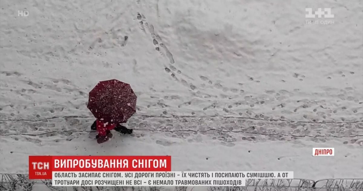 Дніпропетровську область засипало снігом: рятувальники витягли із заметів швидку і шкільний автобус