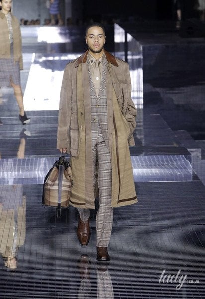 Коллекция Burberry прет-а-порте сезона осень-зима 2020-2021 / © East News