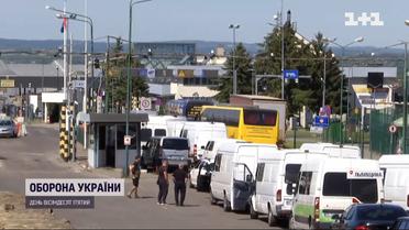 Українці масово повертаються додому – на кордоні з Польщою черги