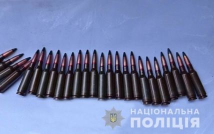 В Житомирской области на блокпосте правоохранители обнаружили в микроавтобусе автомат, патроны и корпус гранаты