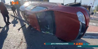 ДТП на проспекте в Киеве: "Рено" перевернулся несколько раз, а всю переднюю часть "Девятки" смяло