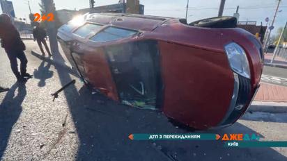 ДТП на проспекте в Киеве: "Рено" перевернулся несколько раз, а всю переднюю часть "Девятки" смяло