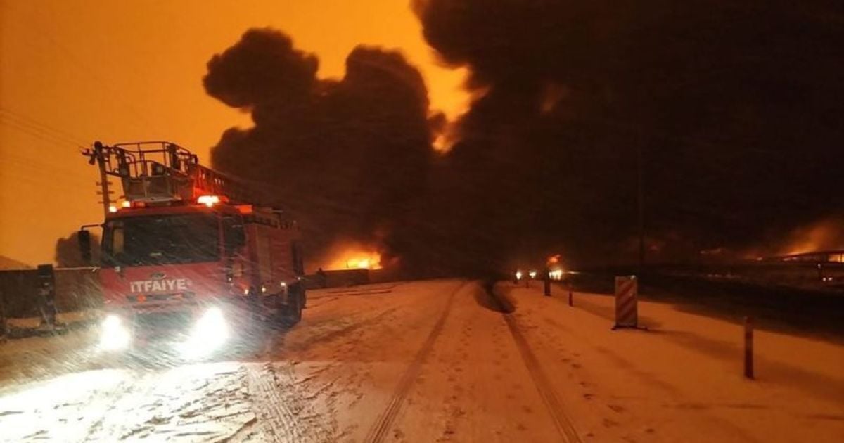 В Турции взорвался нефтепровод: пожар распространился на автотрассу и угрожает жилым районам
