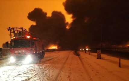 В Турции взорвался нефтепровод: пожар распространился на автотрассу и угрожает жилым районам