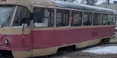 У Києві трамвай зійшов із рейок і заблокував рух