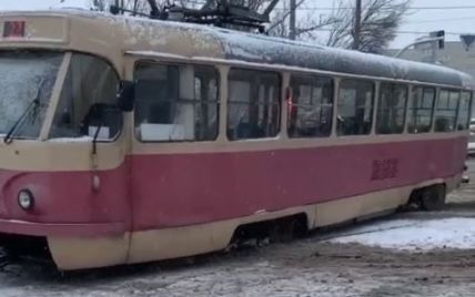 В Киеве трамвай сошел с рельсов и заблокировал движение