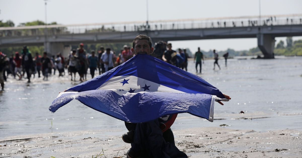 "Ласкаво просимо до Мексики". Мігранти прорвалися в країну - їм не завадила навіть поліція