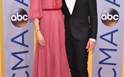 Николь Кидман в эффектном наряде позировала на красной дорожке церемонии CMA Awards