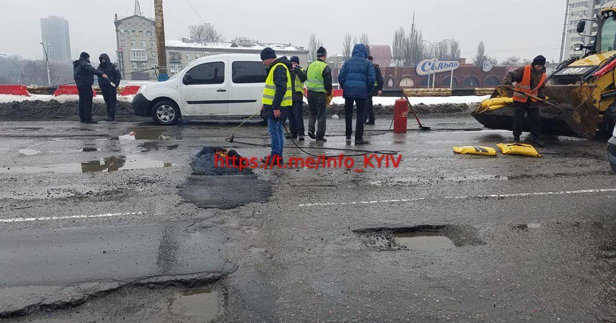 У Києві зняли ямковий ремонт подірявленого Шулявського мосту