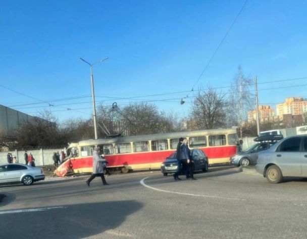 В Киеве 27 февраля произошла авария — грузовик врезался в трамвай/Фото: Telegram