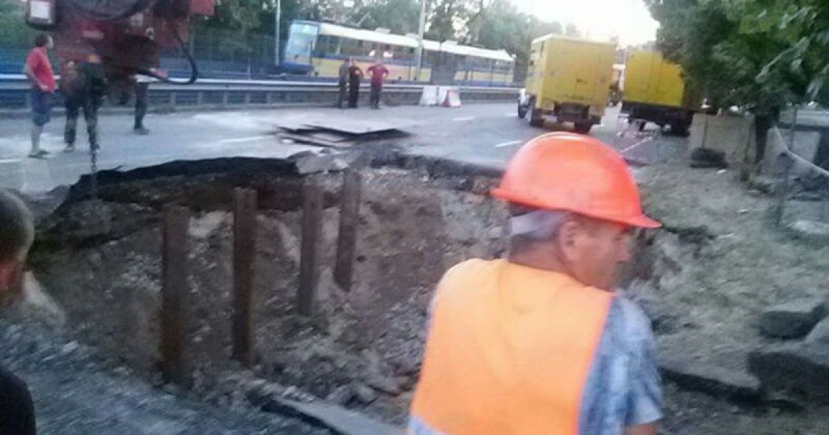 На Борщаговской улице асфальт ушел под землю.