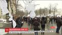 Люди приходят на Майдан, чтобы почтить Небесную сотню