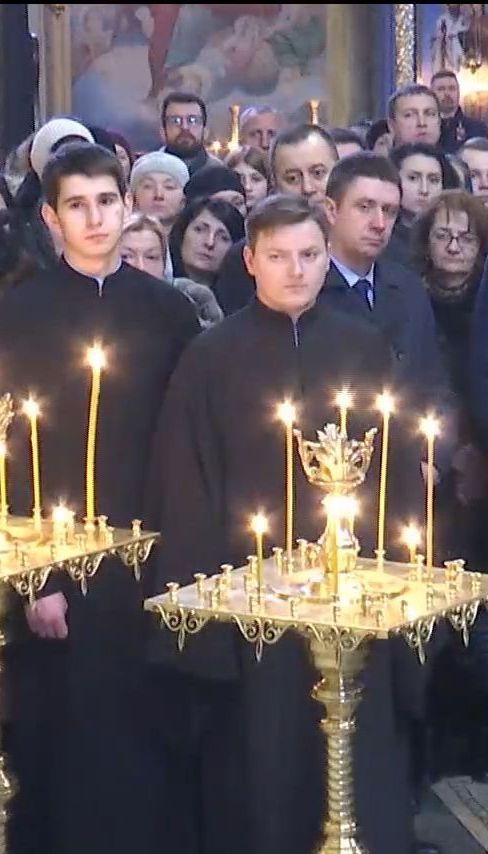 Україна вшановує загиблих героїв Небесної сотні