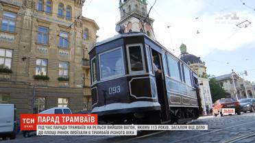 Парад трамваїв: у Львові на колію вивели вагони віком понад сотню років