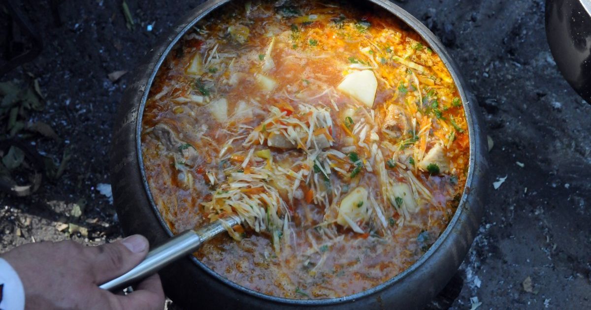 Стоимость кастрюли украинского борща с мясом объемом 3,5-4 литра в декабре снизилась