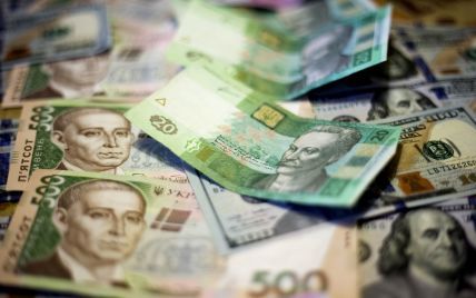 Гривна начала торги на валютном межбанке с незначительного укрепления