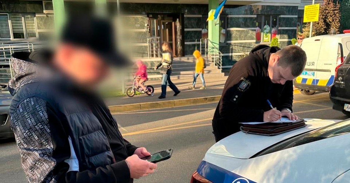 Поліціянти склали на власника собаки протокол