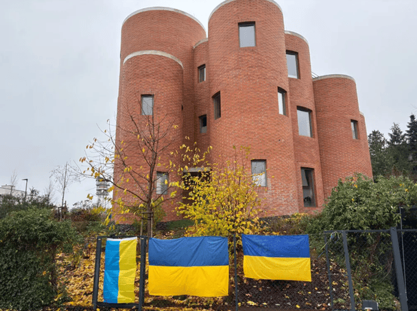 Українські прапори з’явилися біля резиденції спікера Чехії, який не підтримує Україну