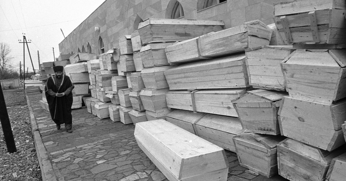 Заготовлені "завчасно" домовини для жертв боїв за Нагірний Карабах. 1992 рік.