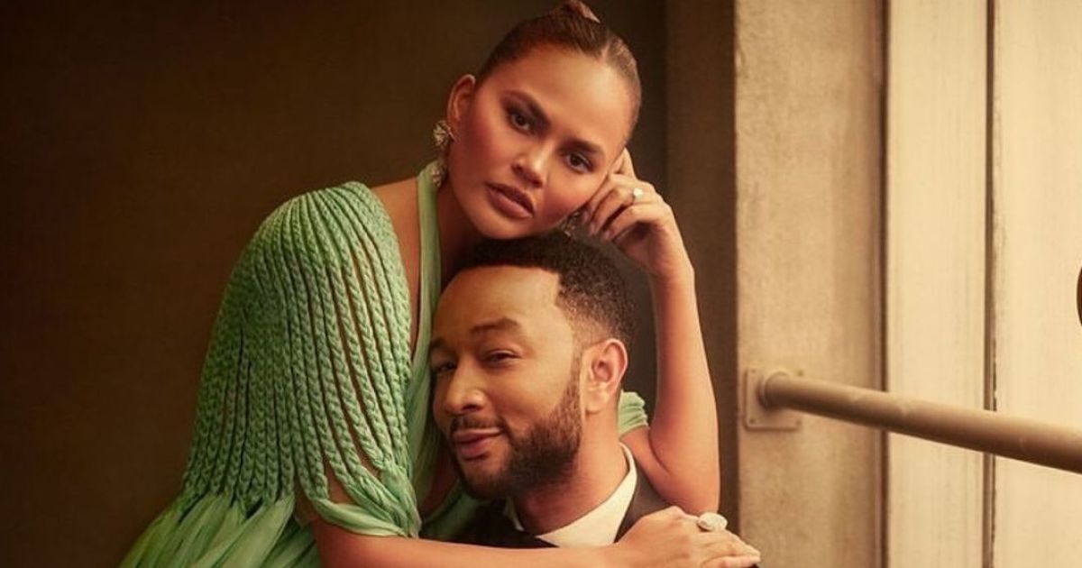 Крисси Тейген официально подтвердила третью беременность и показала округлившийся животик