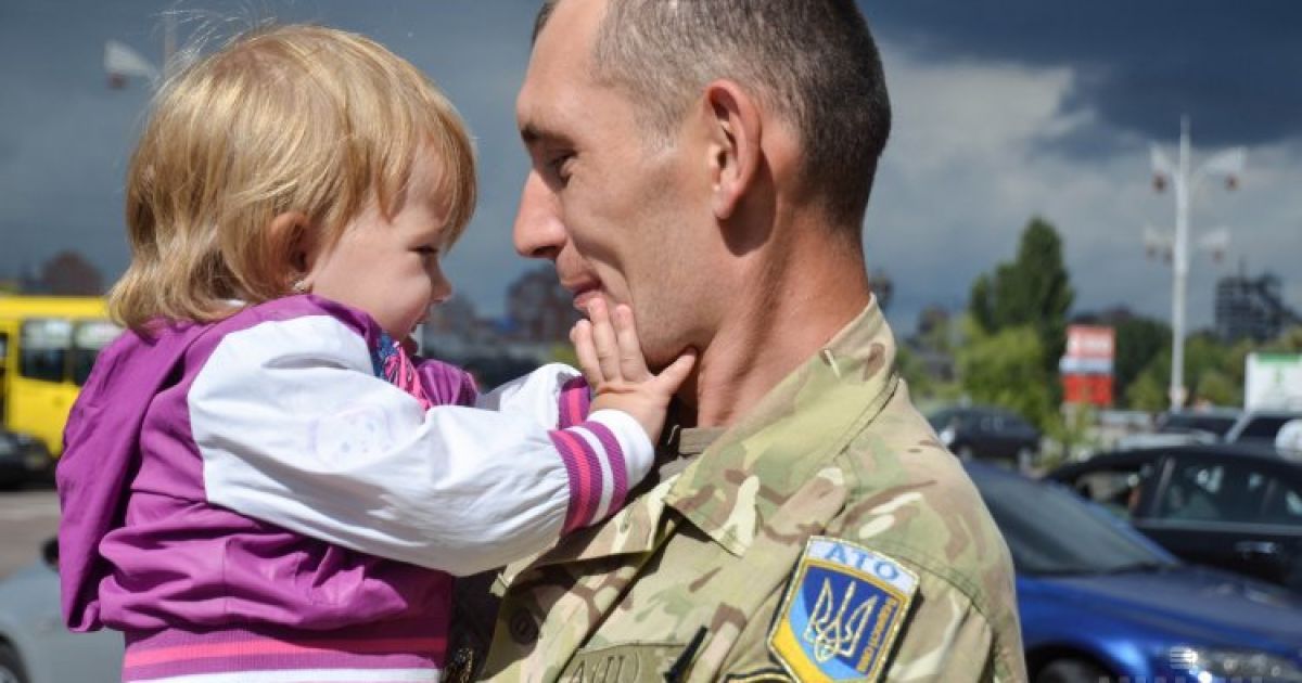 На железнодорожном вокзале в Киеве встречают бойцов 72-й отдельной механизированной бригады Вооруженных сил Украины, которые вернулись из зоны проведения АТО / © УНИАН