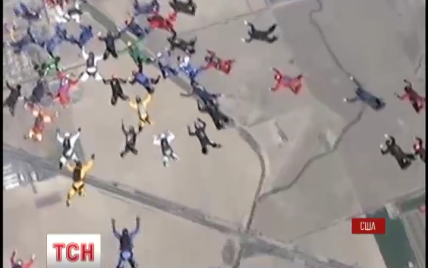 К впечатляющему мировому рекорду по скайдайвингу присоединились украинские парашютисты