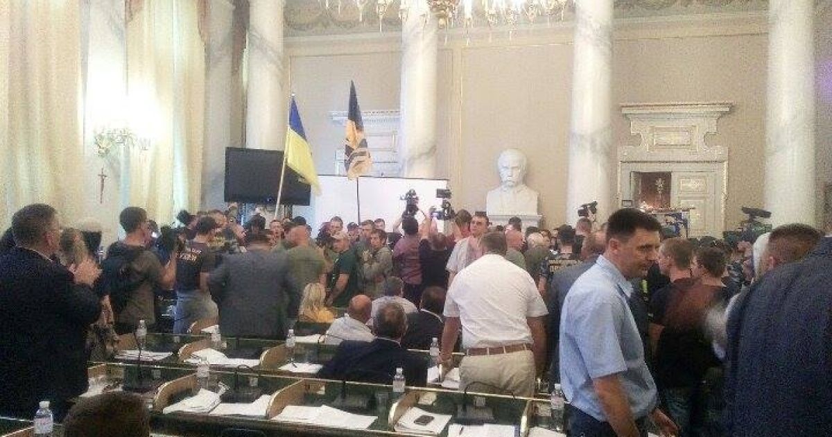 Полиция задержала "титушек", которые взяли штурмом Львовский облсовет