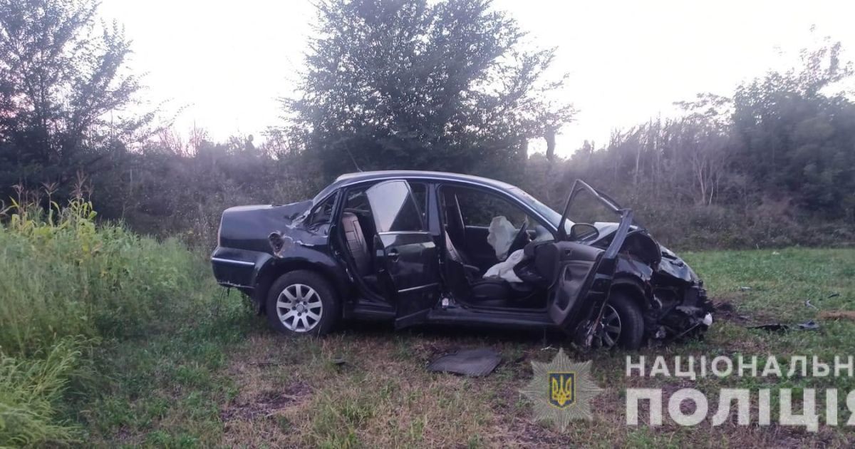 В Одеській області виявили в полі розбите авто з непритомними людьми (фото)