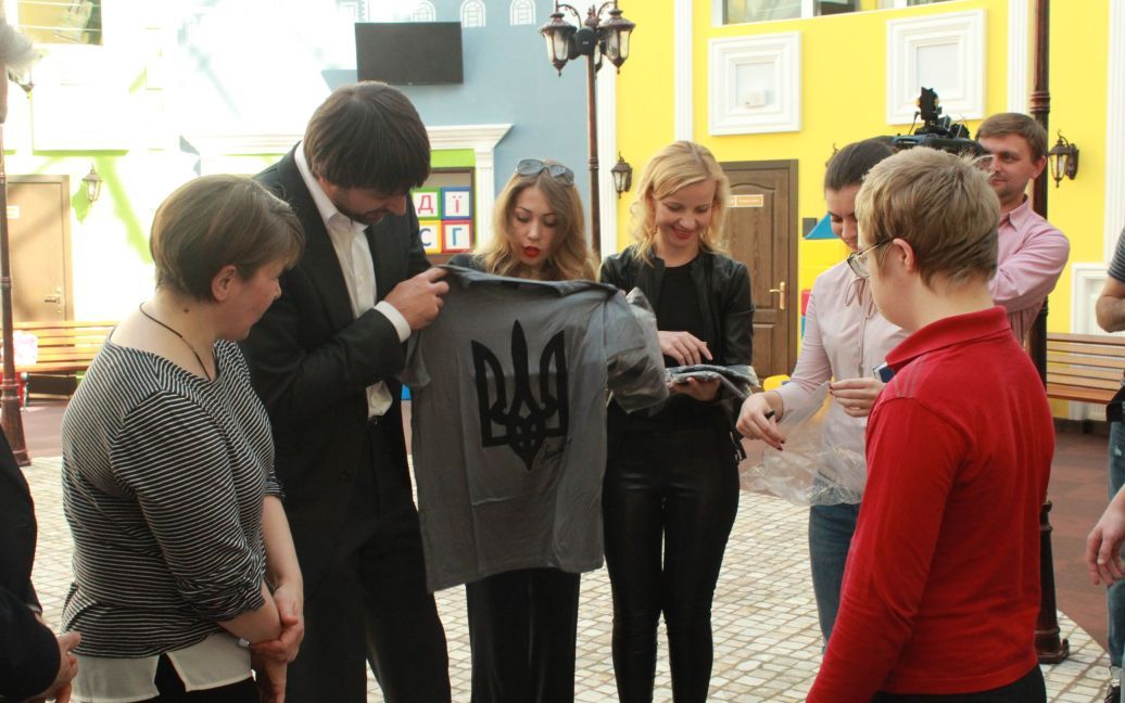 Олександр Шовковський потанцював з дітьми, які мріють стати паралімпійцями. / © ТСН.ua