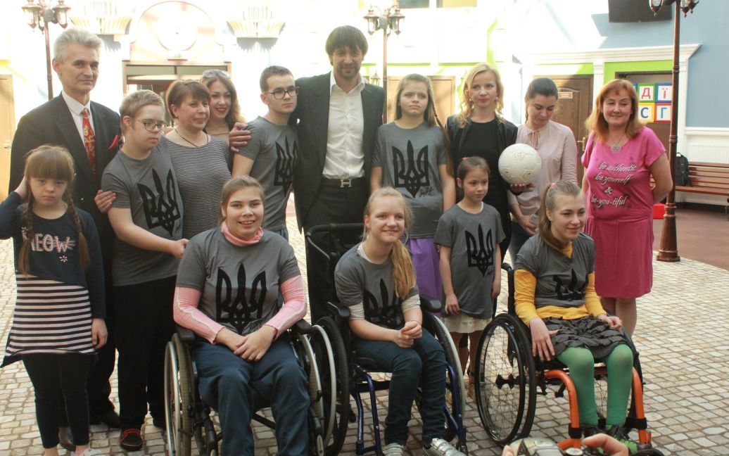 Олександр Шовковський потанцював з дітьми, які мріють стати паралімпійцями. / © ТСН.ua