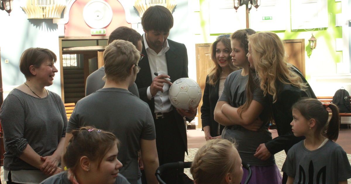 Олександр Шовковський потанцював з дітьми, які мріють стати паралімпійцями. / © ТСН.ua