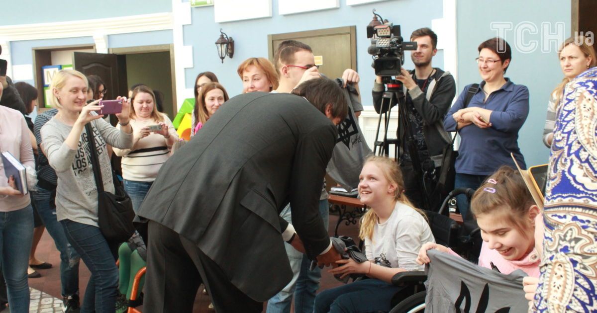 Олександр Шовковський потанцював з дітьми, які мріють стати паралімпійцями. / © ТСН.ua