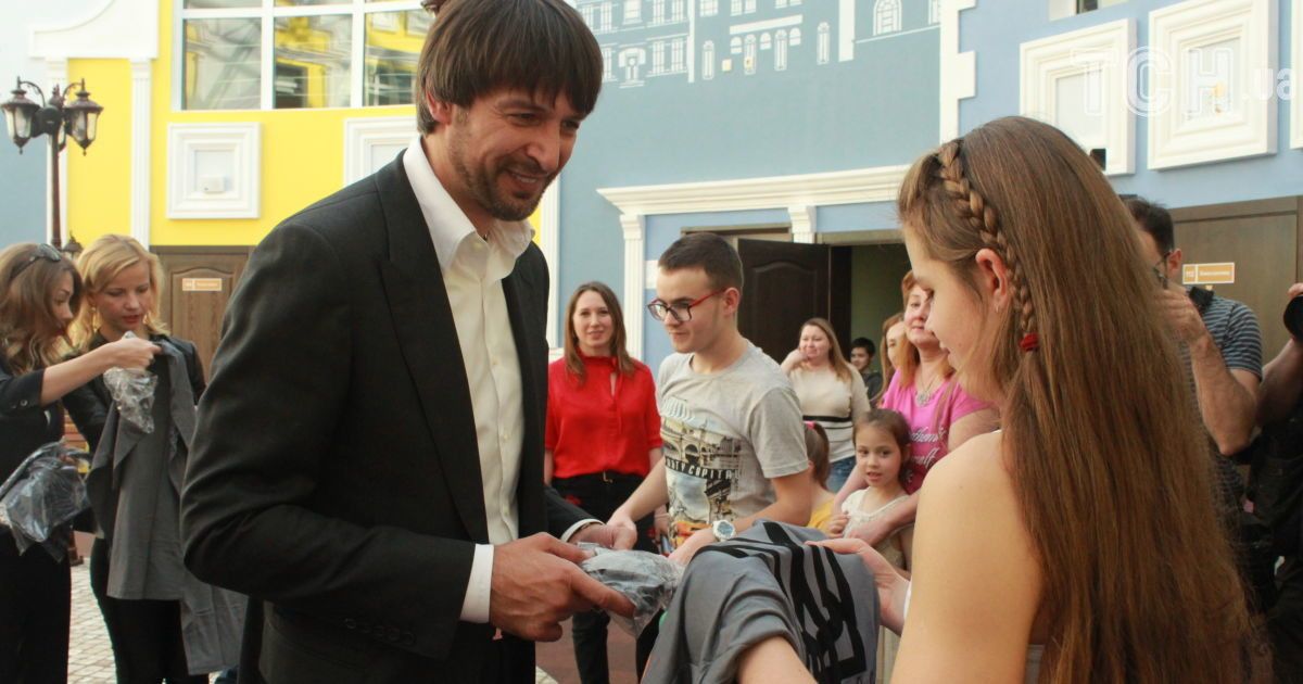 Олександр Шовковський потанцював з дітьми, які мріють стати паралімпійцями. / © ТСН.ua