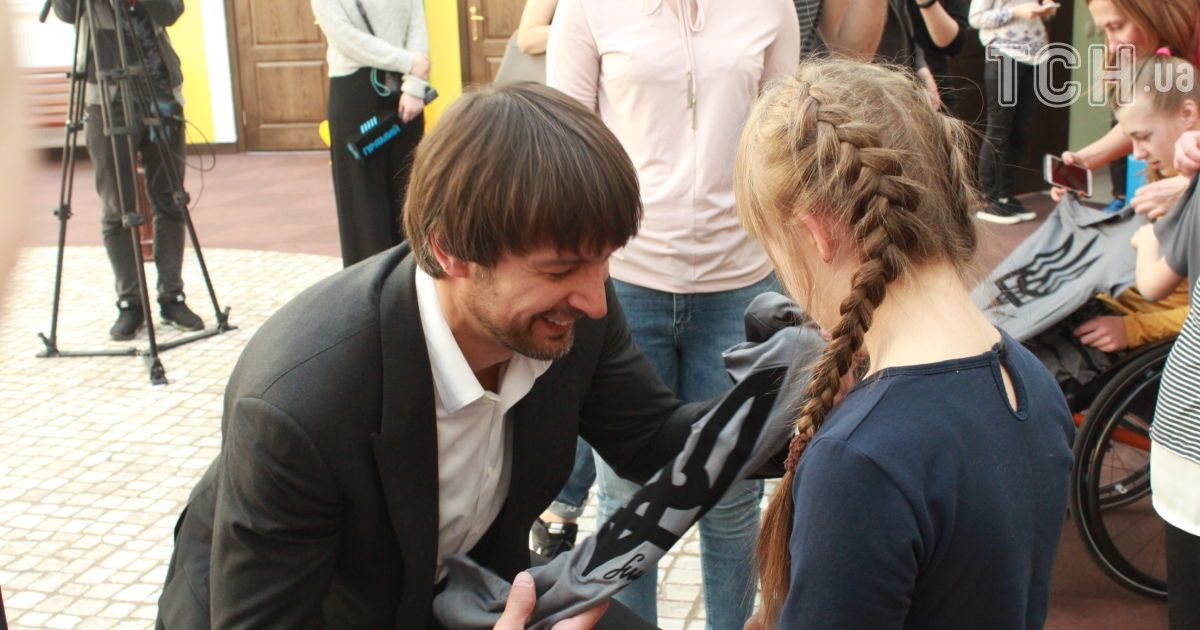 Олександр Шовковський потанцював з дітьми, які мріють стати паралімпійцями. / © ТСН.ua
