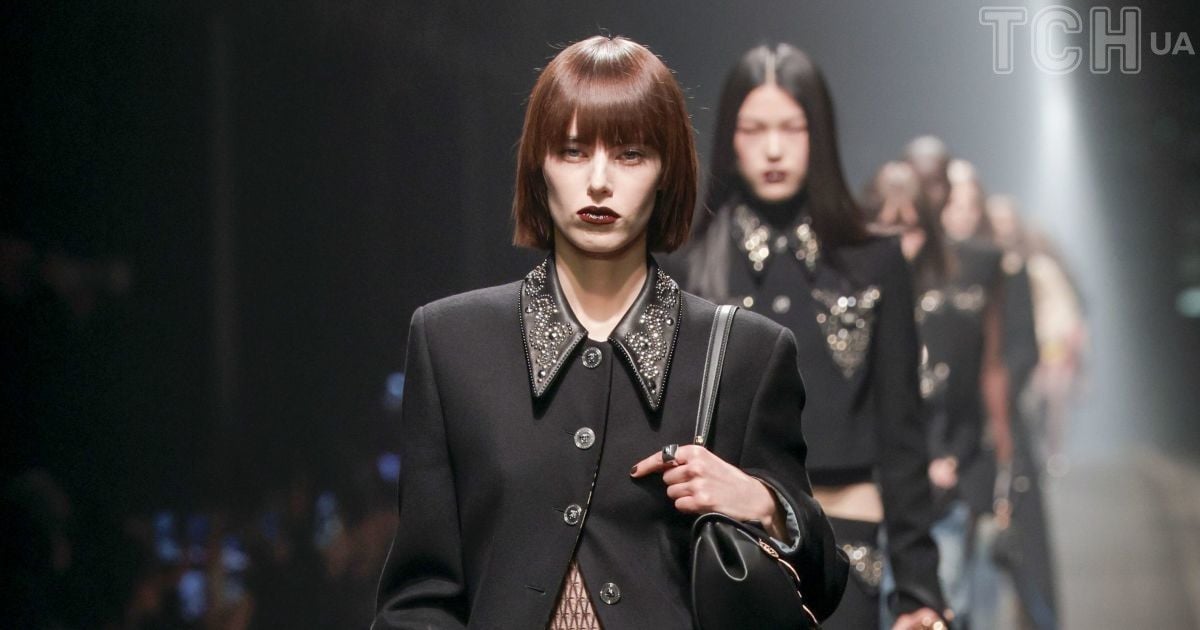 Украинская модель Карина Мазяр на показе Versace осень-зима 2025-2026