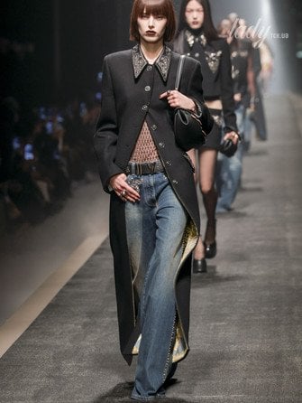 Украинская модель Карина Мазяр на показе Versace осень-зима 2025-2026